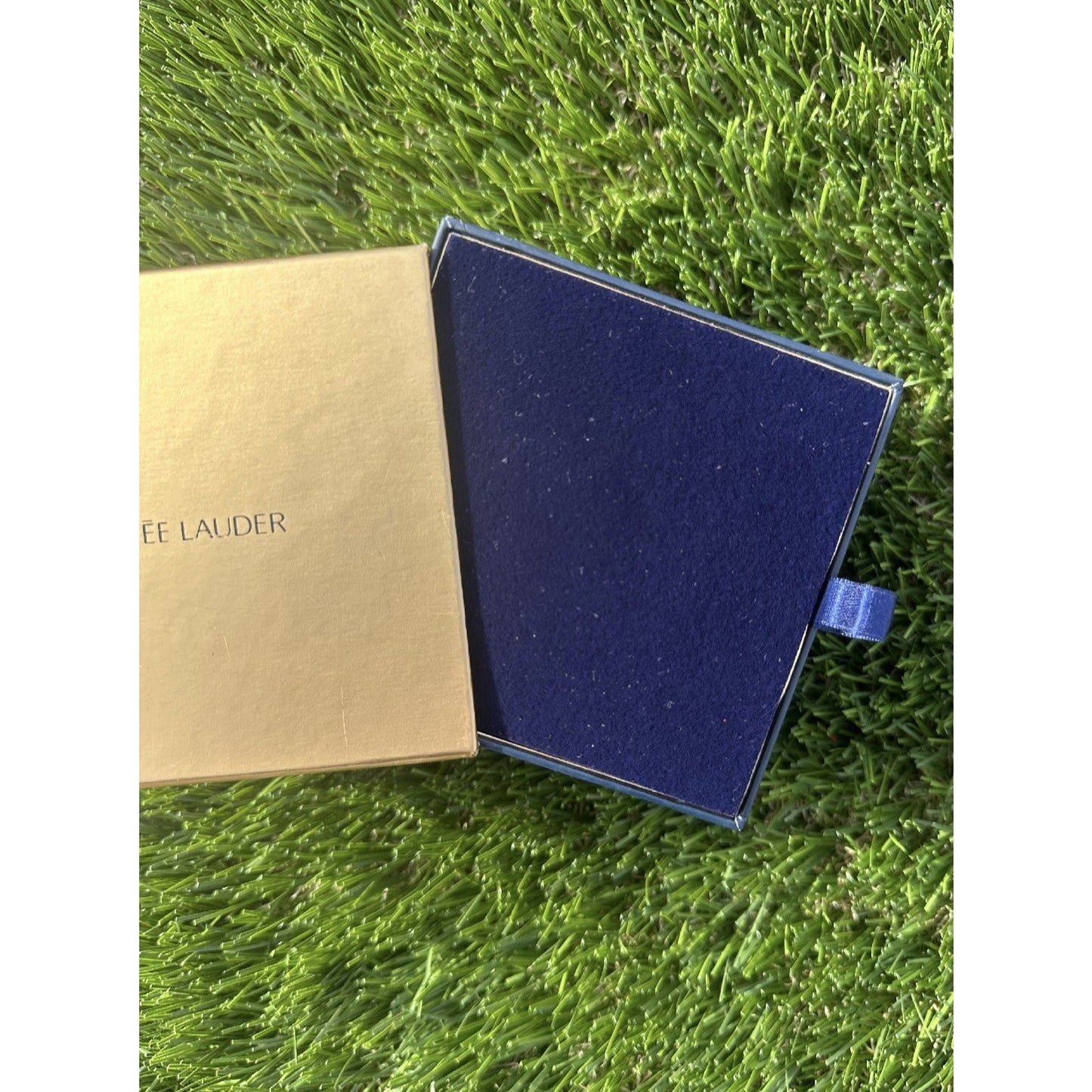 NIB Estee Lauder 2009 Jeweled Lantern Solid Perfume Compact Pure White Linen NEW