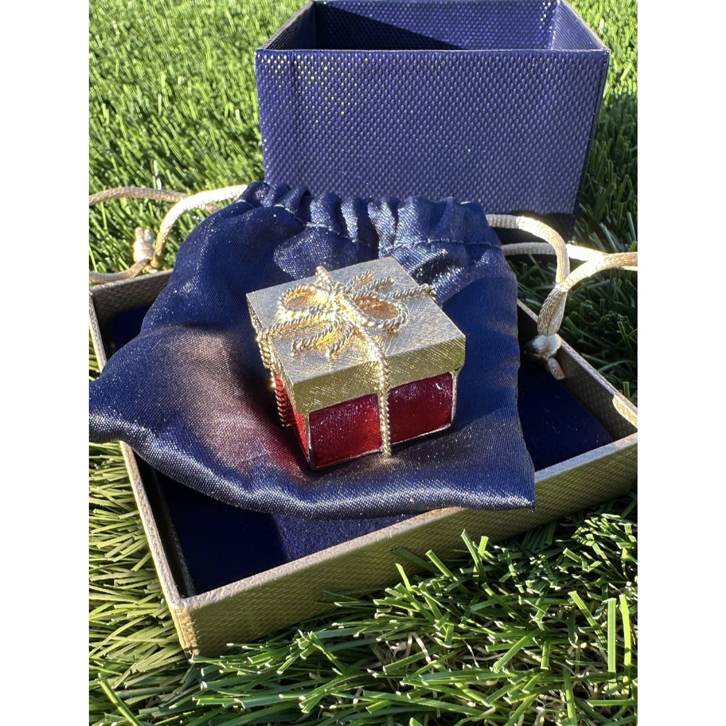 ⭐️Estee Lauder 2005 " HOLIDAY GIFT BOX " Perfume Compact⭐️