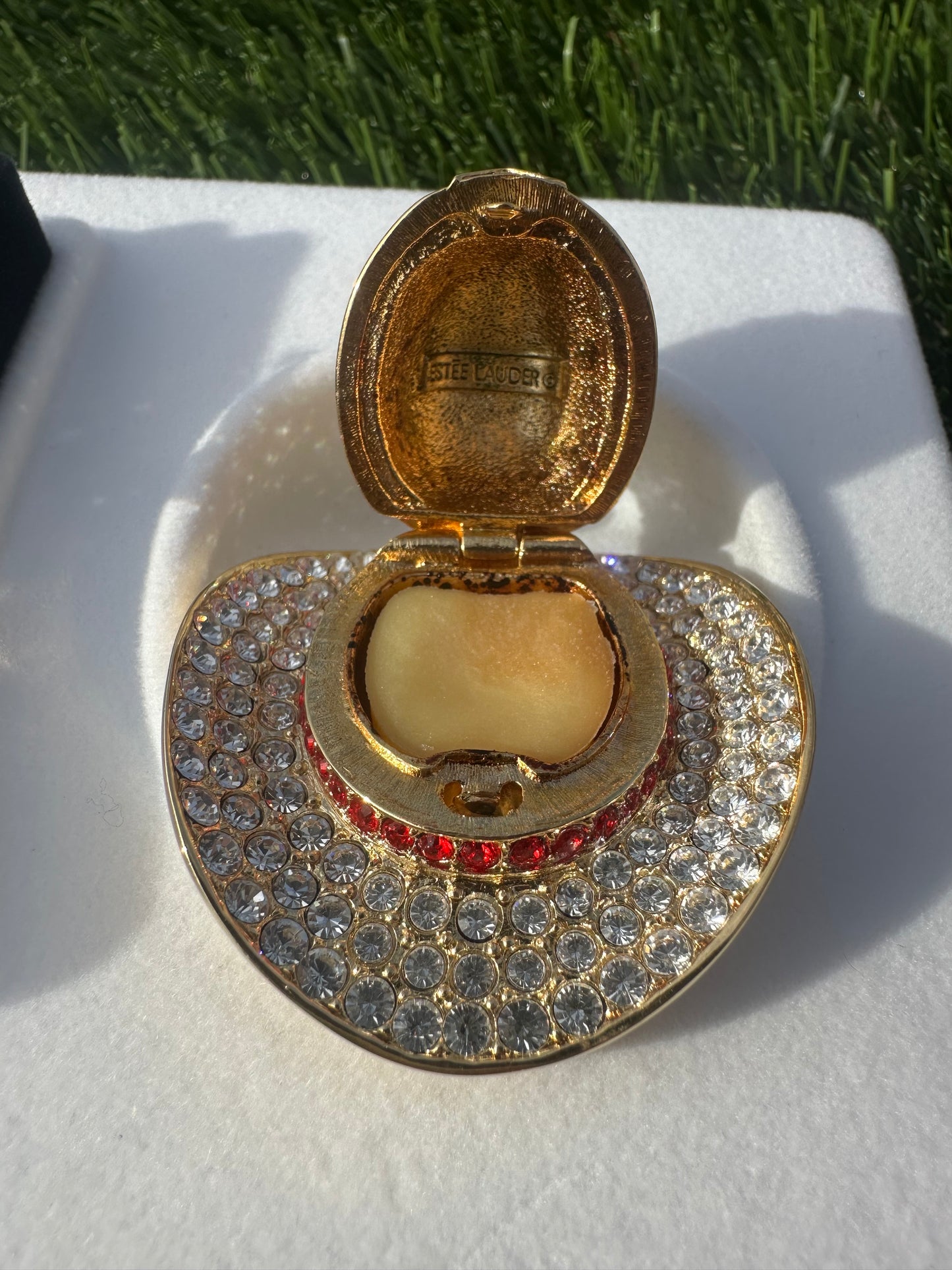 Estée Lauder Dazzling Gold Cowboy Hat Solid Perfume Compact with Red Crystal Star