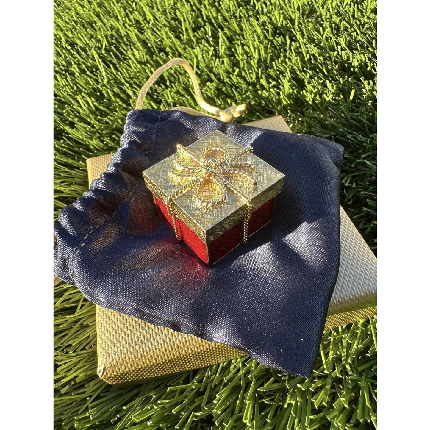 ⭐️Estee Lauder 2005 " HOLIDAY GIFT BOX " Perfume Compact⭐️