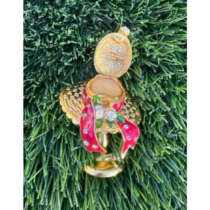 Estee Lauder Goldtone " Sun Bonnet” Compact for solid Pleasures Perfume 2000 BN