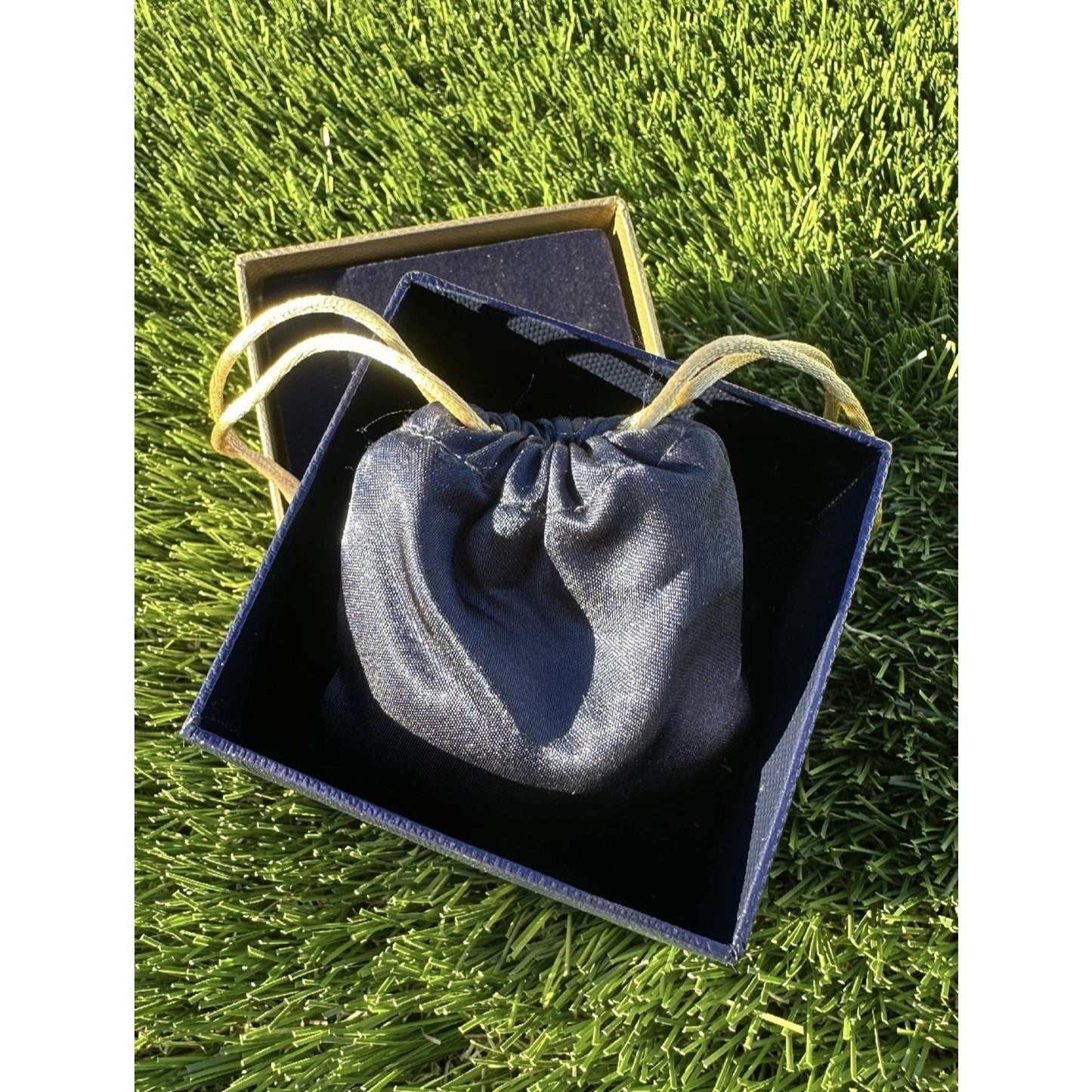 ⭐️Estee Lauder 2005 " HOLIDAY GIFT BOX " Perfume Compact⭐️